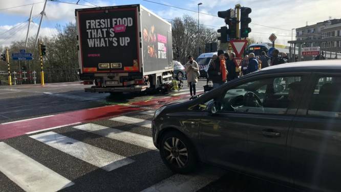 Opnieuw ongeval met vrachtwagen op ‘zwart kruispunt’ in Gent: bromfietser gewond na aanrijding