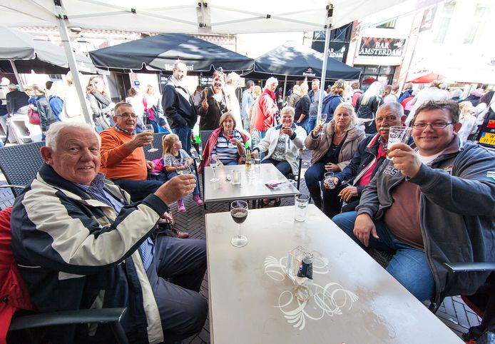 Extra terras in de Alphense Julianastraat tijdens de jaarmarkt. Horeca-ondernemer in de Julianastraat hebben nu een plan voor extra terrassen, omdat ze vanwege de coronaregels minder mensen kwijt kunnen op bestaande terrassen.