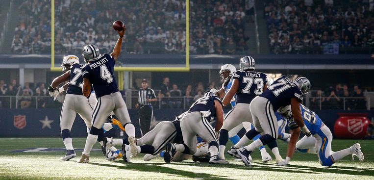 De Dallas Cowboys in actie tegen de Los Angeles Chargers. Het American football-team is het meest waardevolle ter wereld. Beeld EPA