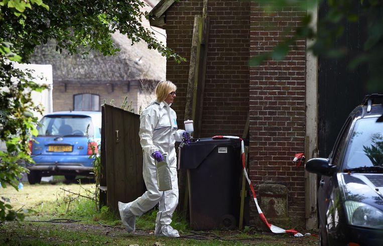 Een forensisch onderzoeker bij het huis. Beeld Marcel van den Bergh / de Volkskrant