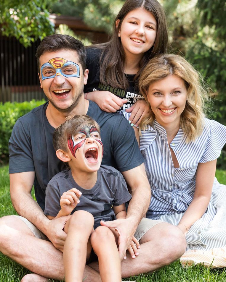 ‘Zelfs zijn huwelijk was geen reden om vakantie te nemen. De dag nadien ging-ie al terug op tournee.’ (Foto: Zelenski met zijn vrouw Olena Zelenska en hun kinderen.) Beeld Instagram
