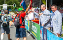 Een groet voor Henny Sackers (rechts) op de Via Gladiola tijdens de 102de editie.