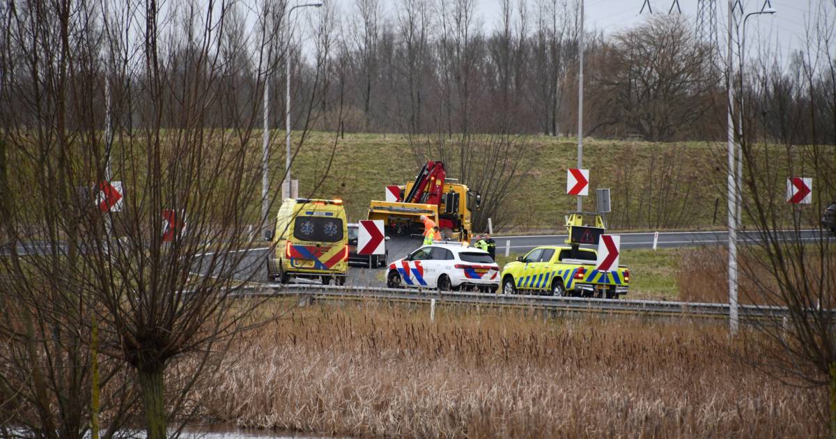 Auto van de weg, bestuurster gewond