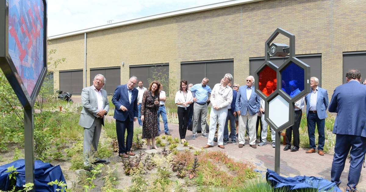 Mensen van ASML 35 jaar geleden onthullen kunstwerk op StrijpT in Eindhoven ASML ed.nl