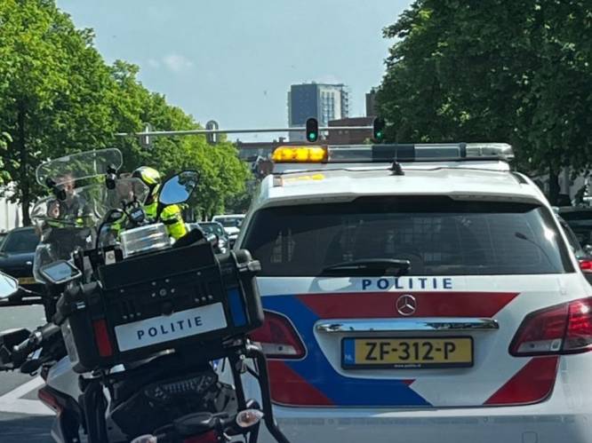 Trouwstoet met 25 auto’s houdt politie lang bezig: boetes voor dubbel parkeren en rijden over fietspad