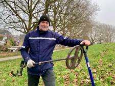 Schatgraver Jan struint graag met zijn detector en spade langs de Gorcumse stadswallen