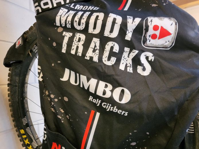 Mountainbikeclub Muddy Tracks gaat geld bij elkaar fietsen voor  Oekraïne.