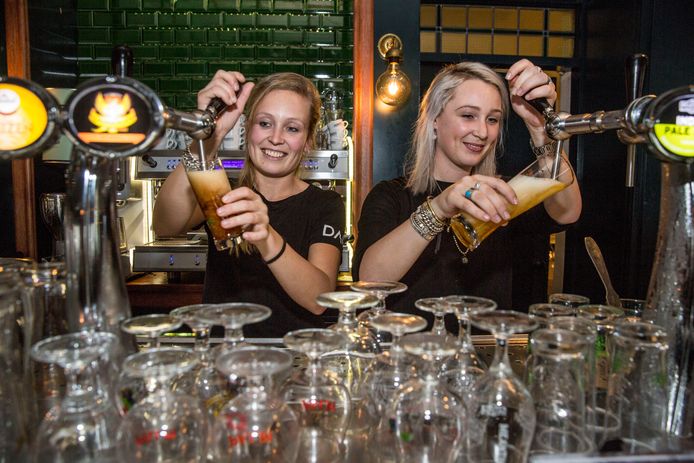 Lynn Koolhof (rechts) met haar zus Daphne in ZUS.