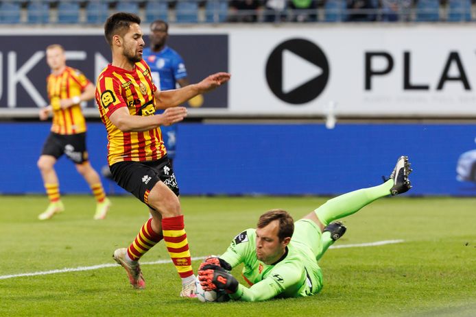 Roef eerder op de bal dan Walsh in Gent - KV Mechelen.