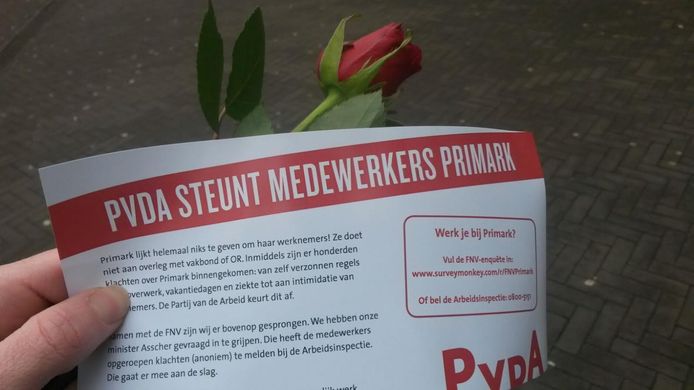 De leden van de PvdA deelden flyers uit in Nijmegen.