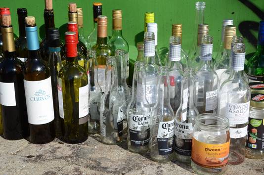 Wegens de sluiting van de horeca tijdens de coronacrisis wordt er meer thuis gedronken. Dat leidt in Nijmegen tot overvolle glasbakken.