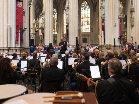 Witte rook voor jubilerende Politieharmonie: muzikanten treden op voor Paus Franciscus