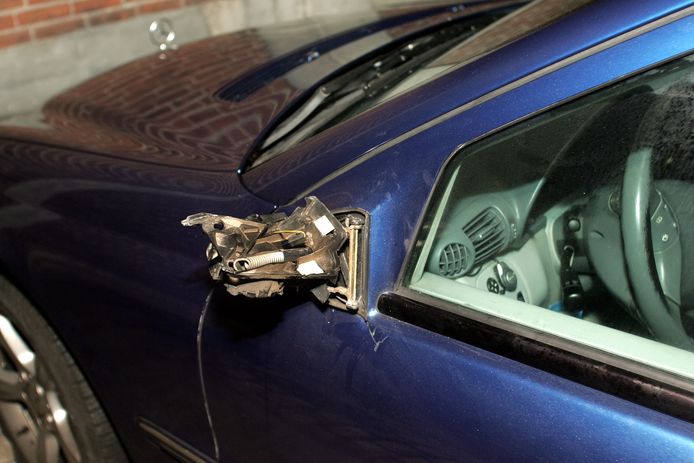 Foto van een Mercedes met vernielde spiegel, beeld ter illustratie. Het gaat niet om beeld van het incident.