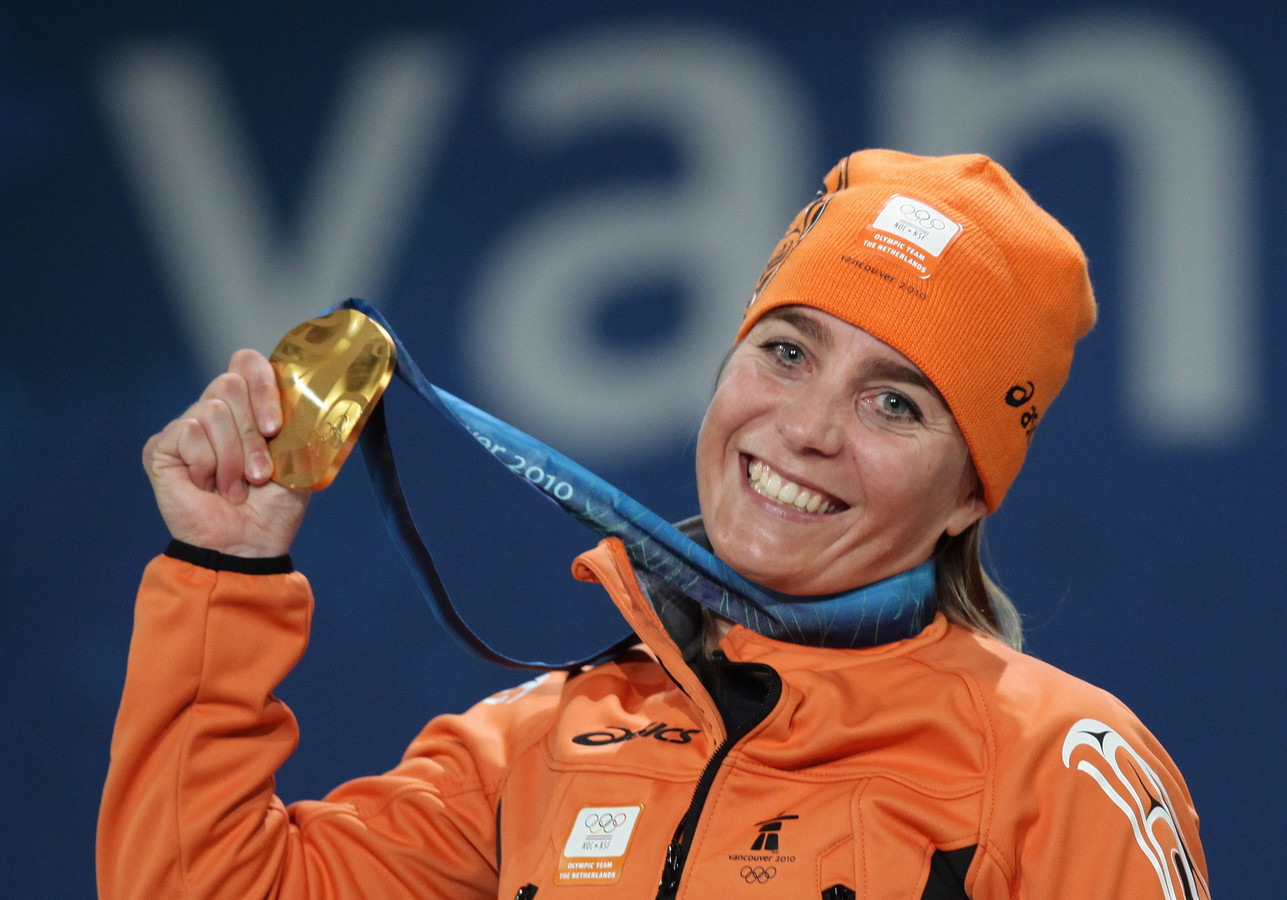 Nicolien Sauerbreij maakt ring van gouden medaille Foto hln.be