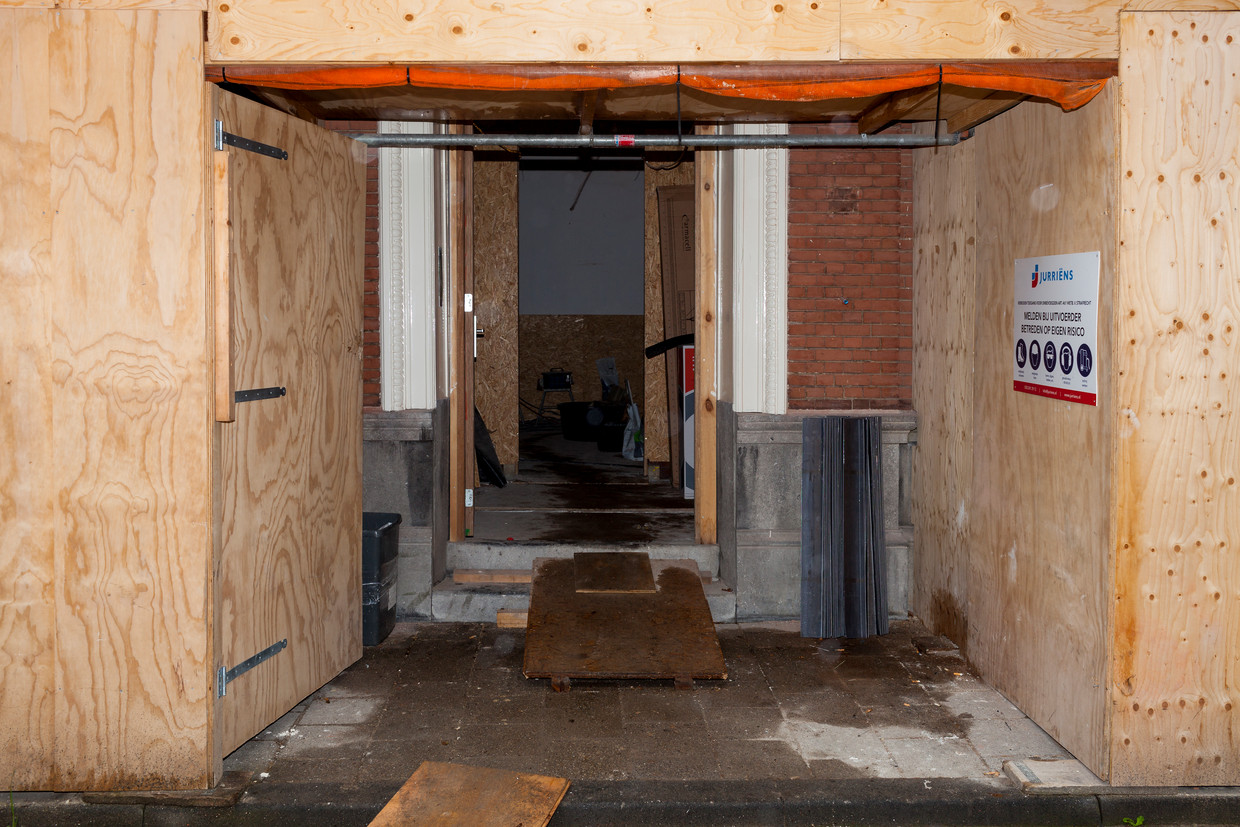 De ingang naar het voormalige huis van Louis Couperus aan de Surinamestraat 20. Louis’ vader had het laten bouwen van de opbrengst van de verkoop van het Indische familielandgoed Tjicoppo. Beeld Renate Beense