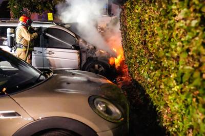 Busje vliegt in brand op parkeerplaats in De Mortel, jongeren slaan alarm