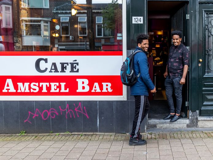 Strippen invoer slepen Voor 5000 euro nam Abdel (32) een kroeg over in coronatijd: 'Juist nu  makkelijk om een café te kopen' | Werk | AD.nl