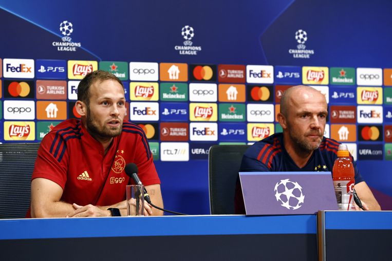 Daley Blind en Alfred Schreuder tijdens een persconferentie van Ajax. Beeld ANP