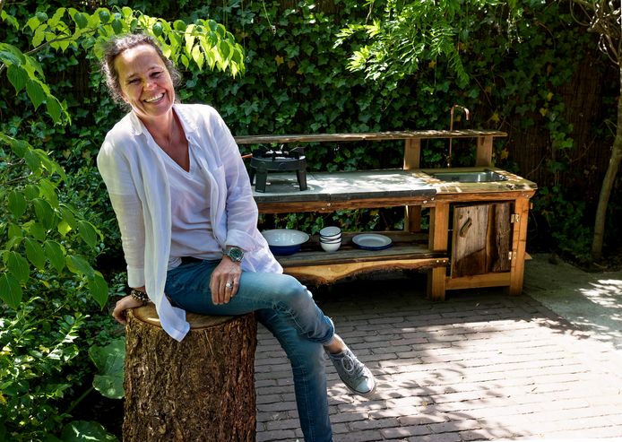 Antoinette Blok uit Bilthoven bouwt boomhutten.