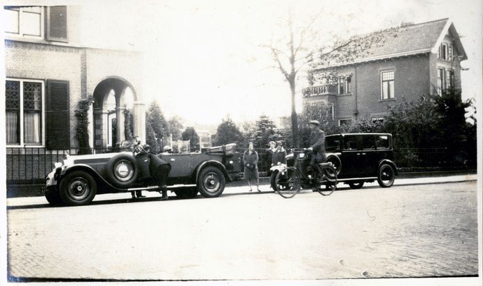 De auto van Sigmund Menko, geparkeerd voor de woning van het gezin.