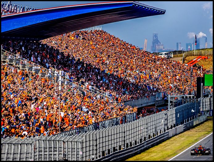 Het massaal uitgerukte oranjepubliek op de hoofdtribune van het circuit in Zandvoort juicht met tienduizenden tegelijk wanneer Max Verstappen passeert tijdens de vrije training. Op zondag wint hij de Grand Prix en in december wordt hij wereldkampioen na een bloedstollend gevecht met Lewis Hamilton.