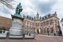 Het academiegebouw van de Universiteit Utrecht op het Domplein.