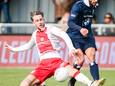 Kai Heerings (l) van IJsselmeervogels probeert Zakaria Eddahchouri van Koninklijke HFC af te stoppen.