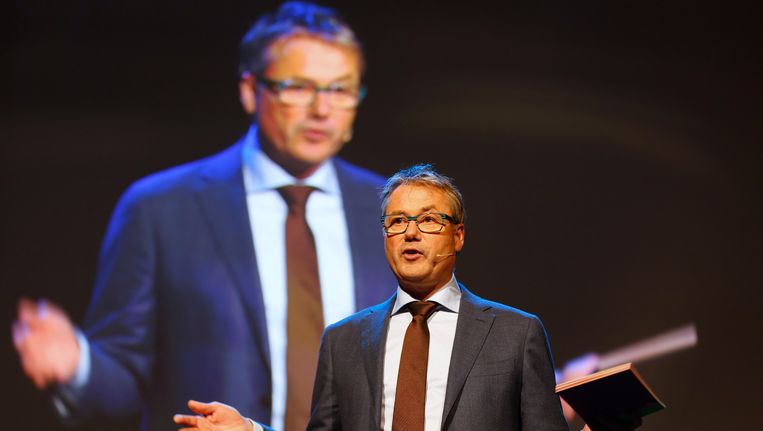 Henk Hagoort voert het woord tijdens de nieuwjaarsreceptie van de NPO. Beeld anp