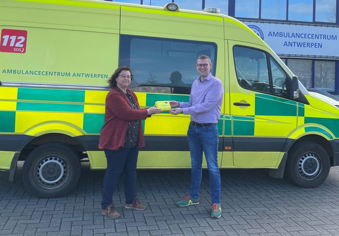 Schepen Annick De Wever en Kris Verbeeck presenteren de 'gele doos'.