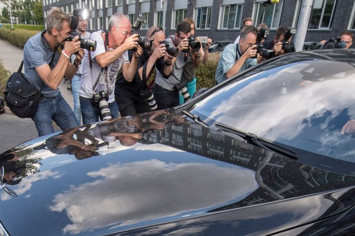 Ullrich wordt weggeleid uit het politiebureel in Frankfurt waar hij even werd vastgehouden.