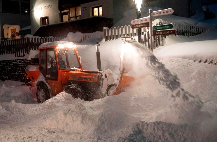 In Sankt Anton is extreem veel sneeuw gevallen. Vanwege de enorme sneeuwval is het hoogste waarschuwingsniveau voor lawines van toepassing in delen van Oostenrijk.