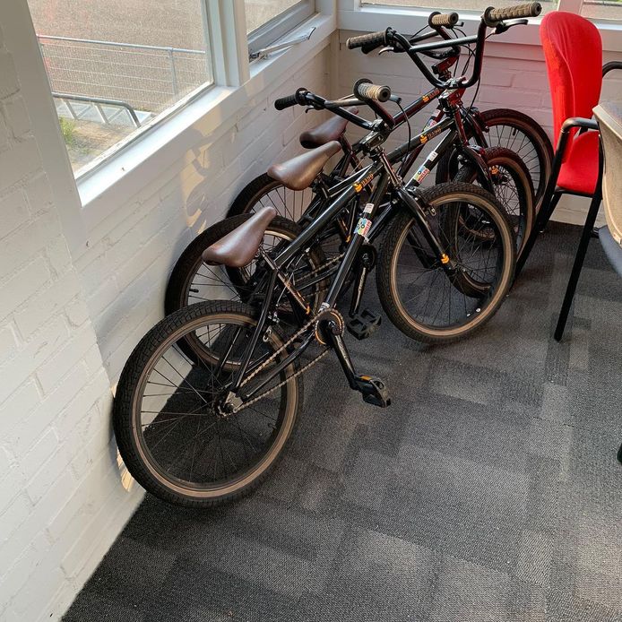De drie achtergelaten pumptrackfietsen in het materialenhok van Stichting Wielerexperience.