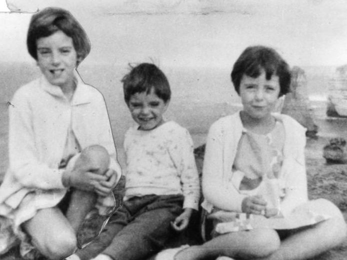 De 9-jarige Jane (links), de 7-jarige Arnna (rechts) en de 4-jarige Grant (midden) verdwenen 52 jaar geleden op een strand in de Adelaide.