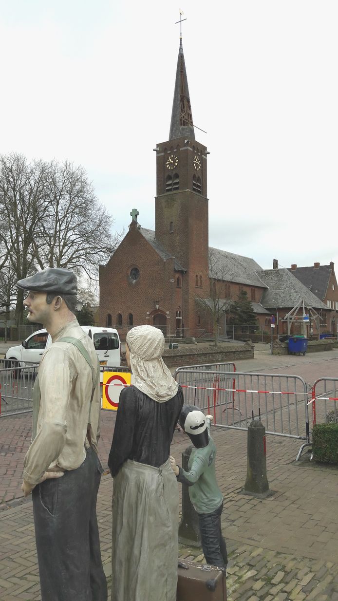 De beschadigde Adrianuskerk.