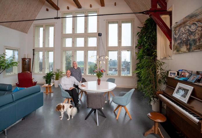 De 64-jarige Paddy Noë (links op de foto) bouwde een aantal jaar geleden zijn huis aan de Wilhelminaweg in Wageningen om tot een energieneutrale woning. Nu wil hij samen met zijn buren een waterstofinstallatie realiseren in de straat.