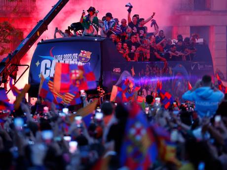 
“La Liga est à nous”: Barcelone noire de monde pour fêter les titres de champions