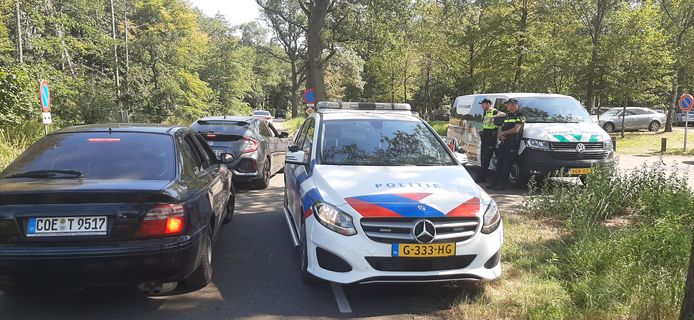 De politie heeft tientallen boetes uitgedeeld aan foutparkeerder bij 't Hilgelo in Winterswijk. Archieffoto, ter illustratie.