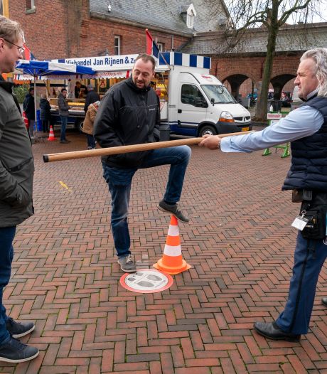 Vrolijkste ‘coronaboa’ keert terug op Waalwijkse markt: Peter van de Anderhalve Meter maakt comeback