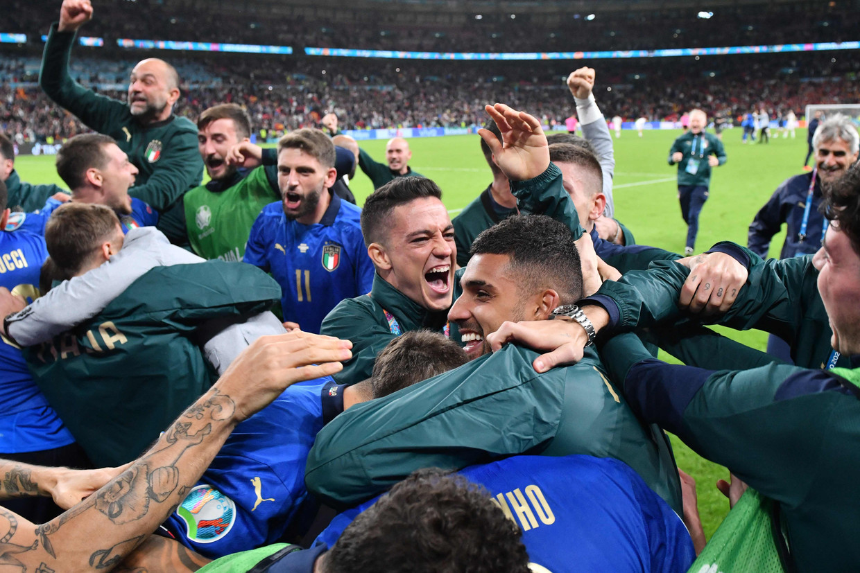 L'Italia raggiunge la finale degli Europei dopo il rigore decisivo di Jorginho, quasi sepolto davanti dai compagni.  Foto dell'Agenzia France-Presse