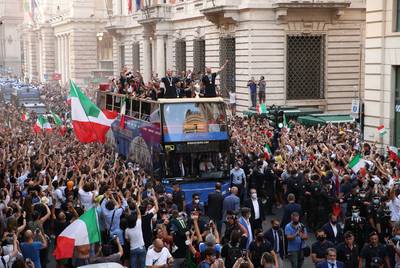 ‘Squadra’ krijgt na aandringen Bonucci dan toch open bus, enorme mensenzee viert Europese titel in Rome