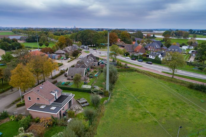 Jarenlange pogingen om de hoogspanningslijn bij ’s-Heerenbroek ondergronds te krijgen, dreigen te stranden op ‘absurd hoge’ kosten.