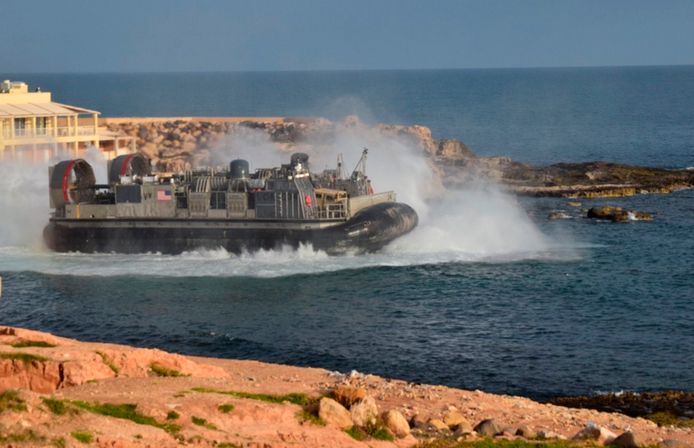 Een Amerikaanse hoovercraft vertrekt vanuit Janzur, ten westen van Tripoli, met evacués aan boord.