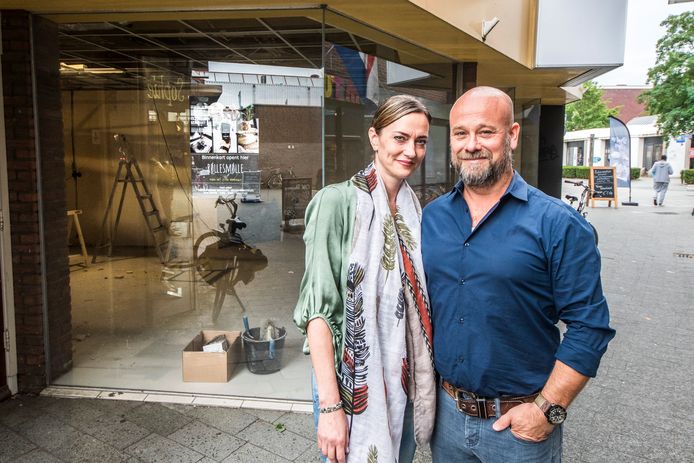 Raoul Ferenschild en Lihilde Verboom voor de winkelruimte waar straks hun nieuwe zaak gevestigd zal zijn.