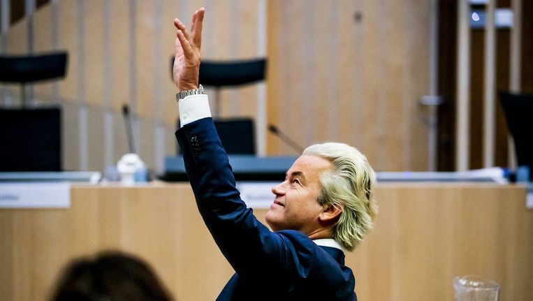 Populisten benadrukken hun band met het volk, zoals Geert Wilders die hier naar de publieke tribune zwaait van het gerechtshof in Den Haag Beeld ANP