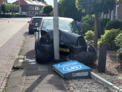 Automobilist rijdt lantaarnpaal omver in Vlijmen, bovenste deel breekt af en landt in voortuin