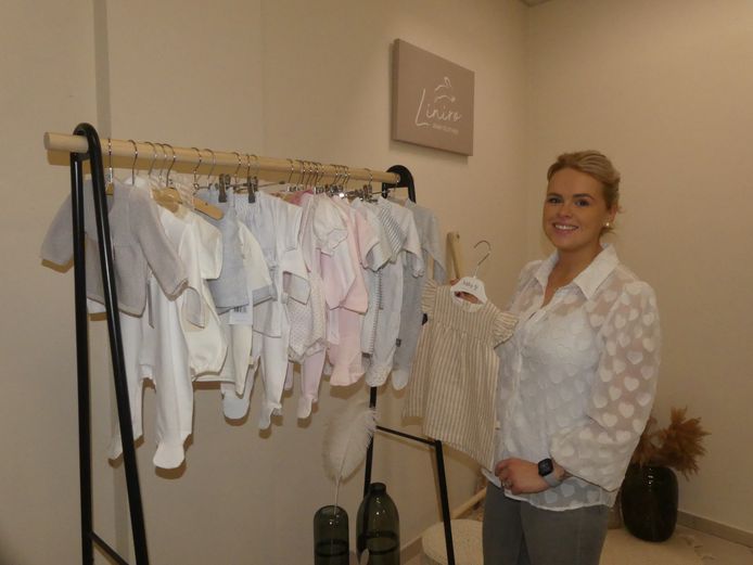 Lieselotte De Wolf bij haar collectie babykleren.