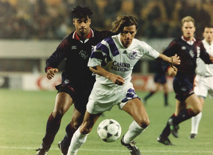 Ajax voetbalde twee keer in Wenen tijdens het Champions League-seizoen 1994-1995. Hier is Frank Rijkaard tijdens de groepsfase in duel met Wolfgang Feiersinger van Casino Salzburg.
