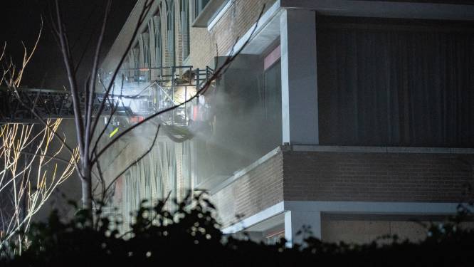 Forse rookgeur rond voormalig ziekenhuis Deventer na ‘rare brand’: ‘Het is toch geen weer om buiten te zitten’ 