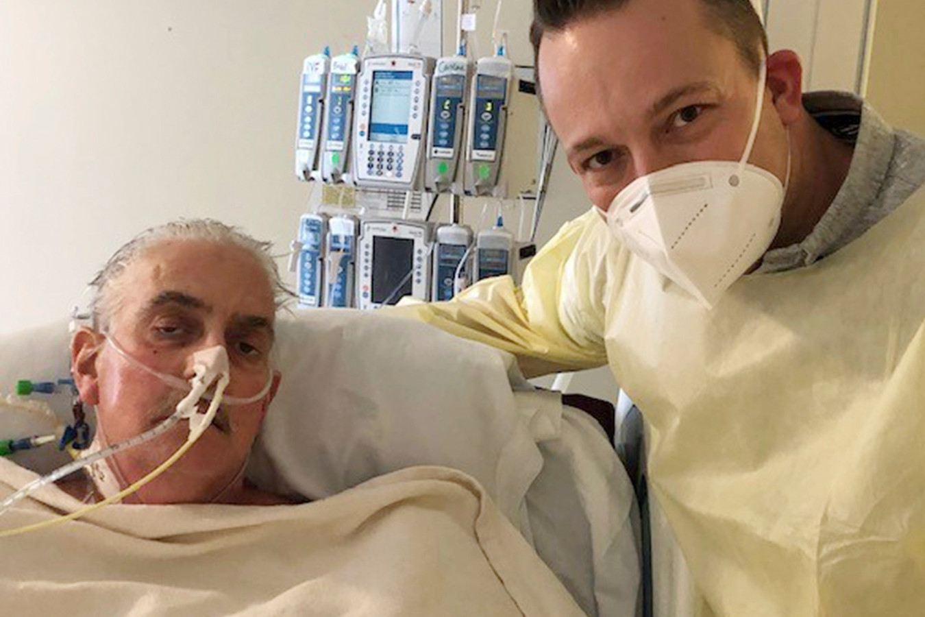 David Bennett Jr, à droite, se tient à côté du lit d'hôpital de son père à Baltimore, le 12 janvier 2022.