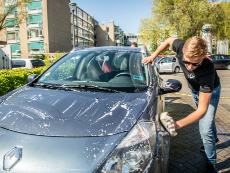 Dankzij dit garagebedrijf rijden zorgmedewerkers na een zware dag in een schone auto naar huis